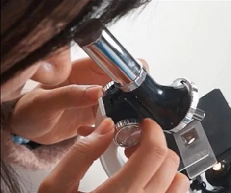 Cientista com microscópio — centro de pesquisa cardiologia